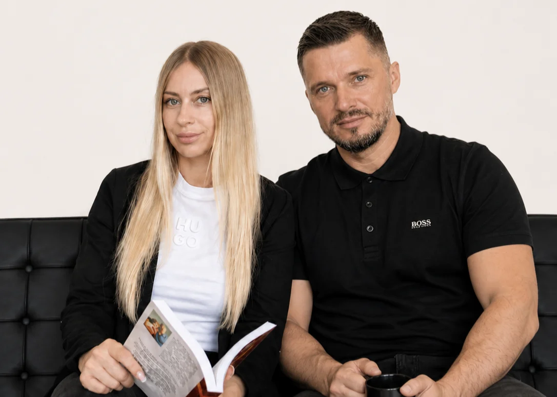 Елена и Михаил Гурко вместе на диване, с книгой и чашкой